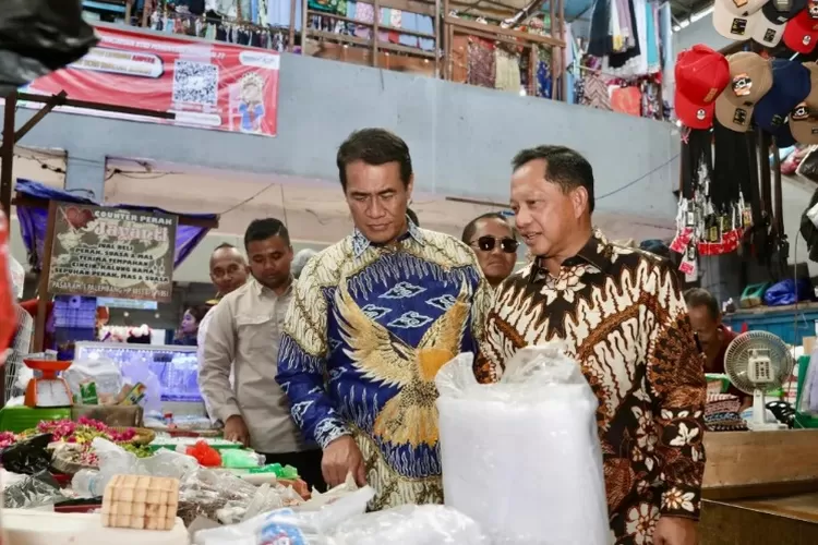 Mendagri Tito Karnavian (kanan) mengklaim inflasi pangan nasional mengalami tren penurunan.  ((Instagram/titokarnavian))