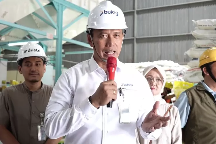 Direktur Utama Perum Bulog, Ahmad Rizal Ramdhani segera masifkan penyaluran beras SPHP ke ritel modern dan pasar rakyat. ( (Youtube/TV Bulog))