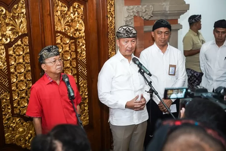 Menperin Agus Gumiwang (tengah) menyebut pemerintah menyiapkan dana Rp20 triliun untuk program KIPK. ( (kemenperin.go.id))