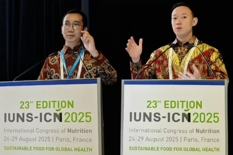 Dua ilmuwan muda asal Indonesia, Fahrul Nurkolis (kiri) dan Juan Leonardo (kanan) dalam acara International Congress of Nutrition (ICN) 2025 yang digelar di Paris ( (uin-suka.ac.id))