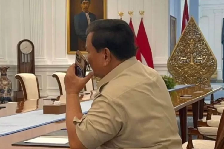 Presiden Prabowo saat menelepon Sheikh Tamim bin Hamad Al-Thani untuk mengetahui kondisi terkini Qatar.  ((Instagram/sekretariat.kabinet))