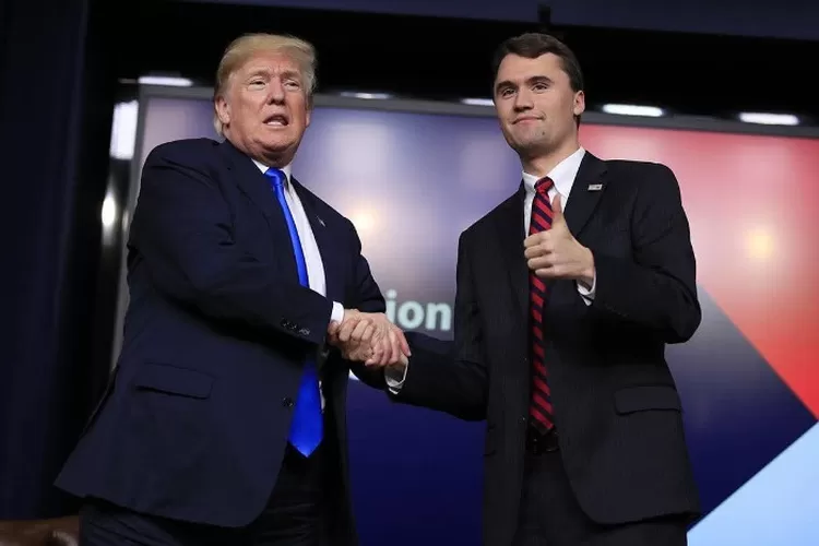 Presiden AS, Donald Trump (kiri) menyebut kasus kematian aktivis muda, Charlie Kirk (kanan) sebagai momen gelap bagi Amerika Serikat.  ((X.com/@Angelique))