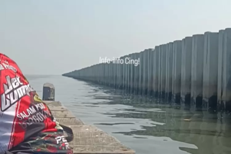 Tangkapan layar tanggul beton yang viral usai dikeluhkan nelayan di Cilincing, Jakarta Utara.  ((Instagram.com/@cilincinginfo))