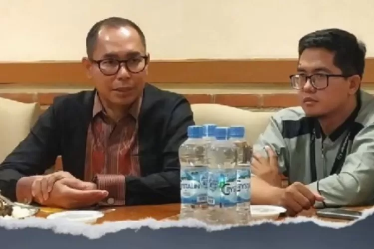 Juru Bicara Kemlu, Judha Nugraha (kiri) pastikan KBRI Dhaka siapkan rencana kontinjensi demi lindungi WNI yang masih tinggal di Nepal.  ((Instagram/peduliwni))