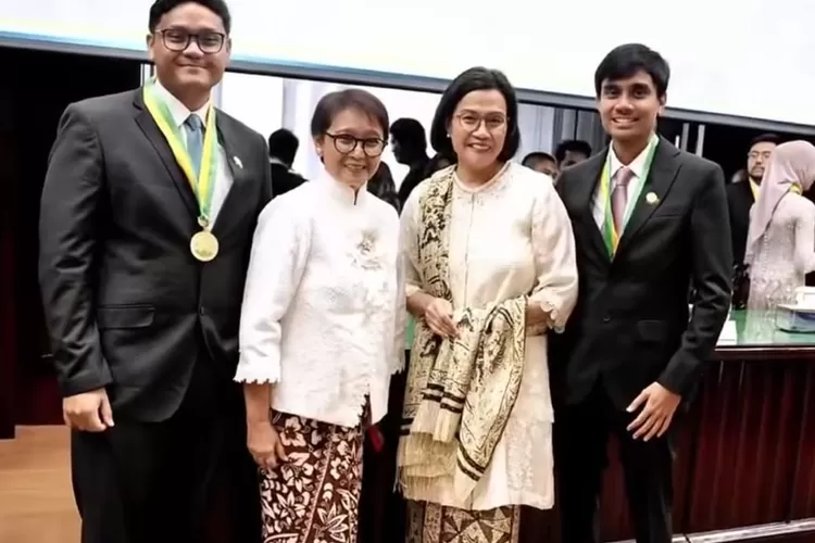 Momen Sri Mulyani (tengah kanah) dan Retno Marsudi (tengah kiri) saat menghadiri acara wisuda anaknya. ((Instagram/retno_marsudi))