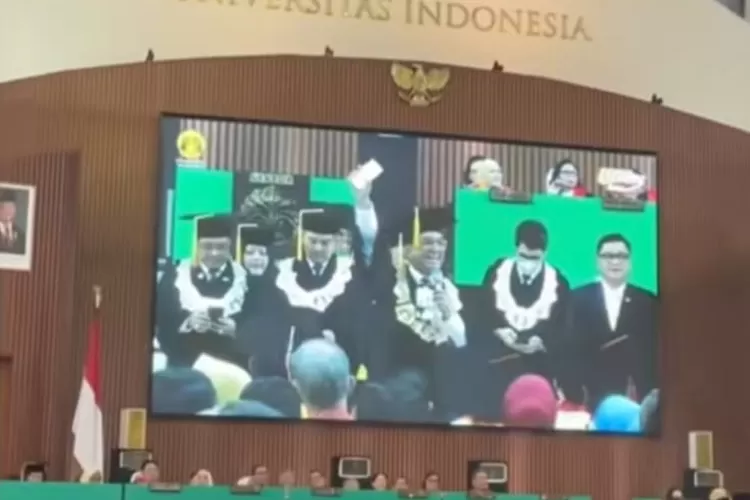 Tangkapan layar saat rektor UI terlihat mengajak wisudawan mengikuti tantangan penggalangan dana hingga Rp8 miliar.  ((Instagram/pembasmi.kehaluan.reall))