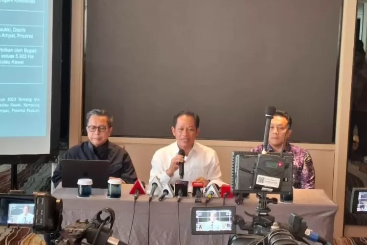 Menteri Lingkungan Hidup, Hanif Faisol Nurofiq saat konferensi pers terkait polemik PT GAG Nikel di Pulau Gag, Raja Ampat pada 8 Juni 2025.  ( (KLHK))