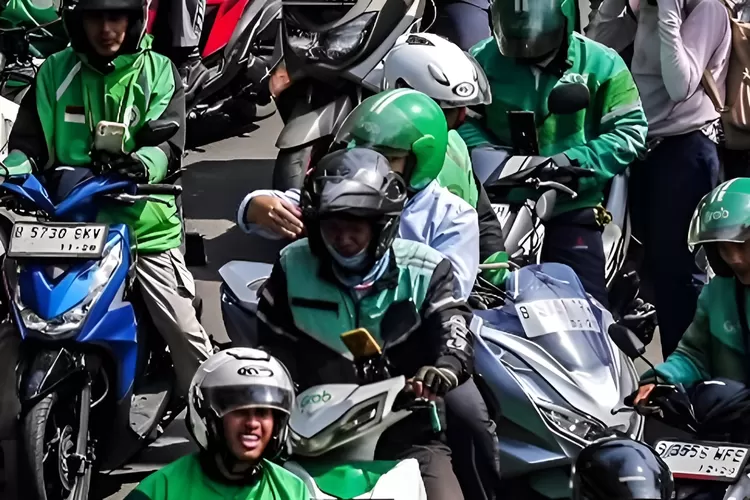 Menyoroti aksi demonstrasi pengemudi ojek online (ojol) di kawasan Istana Kepresidenan Jakarta, pada Rabu, 17 September 2025.  ((Instagram.com/@keluhkesahojol.id))