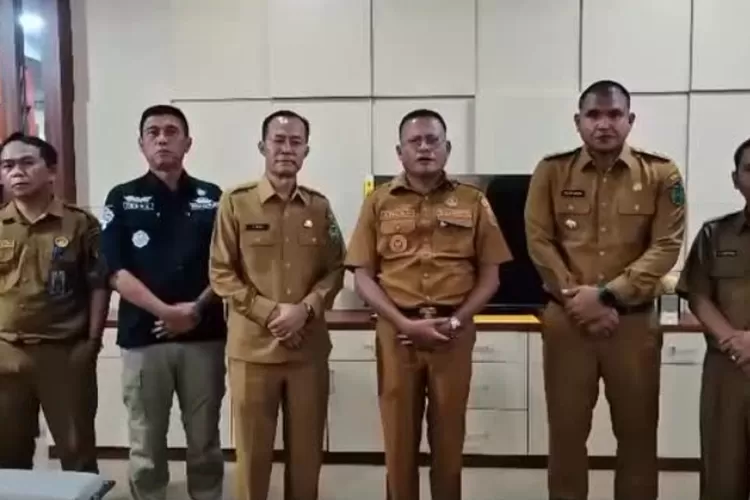 Wali Kota Prabumulih, H Arlan (tengah kanan) membantah isu pencopotan Kepala Sekolah SMPN 1 Prabumulih terkait teguran kepada anaknya.  ((Instagram/cakarlanofficial))
