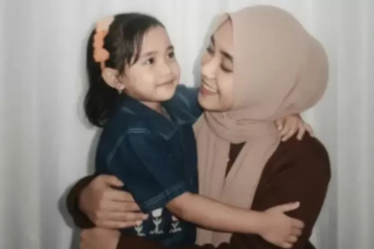 Mengintip fenomena trend potret netizen bersama sosok masa kecilnya di media sosial.  ((Instagram.com/@jakarta.keras))