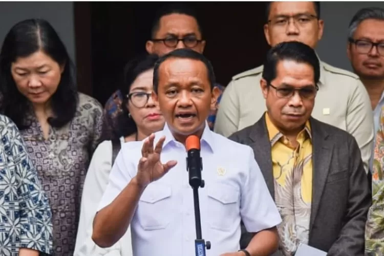 Menteri ESDM Bahlil Lahadalia usai rapat untuk atasi kekosongan BBM di SPBU swasta pada Jumat, 19 September 2025 ( (Instagram/kesdm))