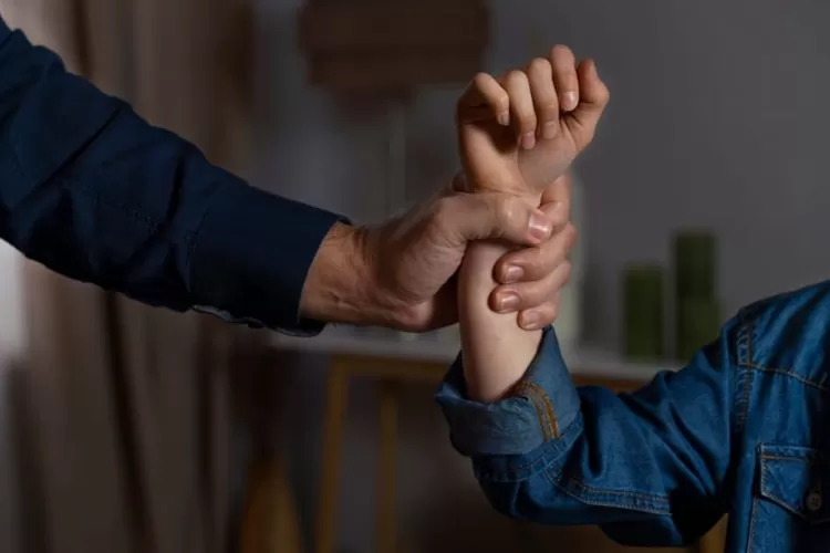 Foto Ilustrasi - Seorang istri di Cakung mengalami KDRT hingga dilaporkan meninggal dunia karena luka bakar.  ((freepik.com/freepik))