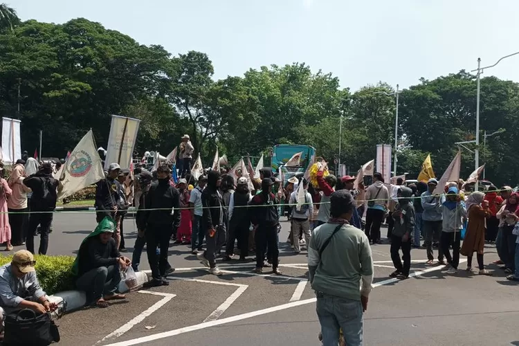 Suasana aksi damai Serikat Petani Indonesia (SPI) dalam rangka memperingati Hari Tani Nasional.  ((X/TMCPoldaMetro))