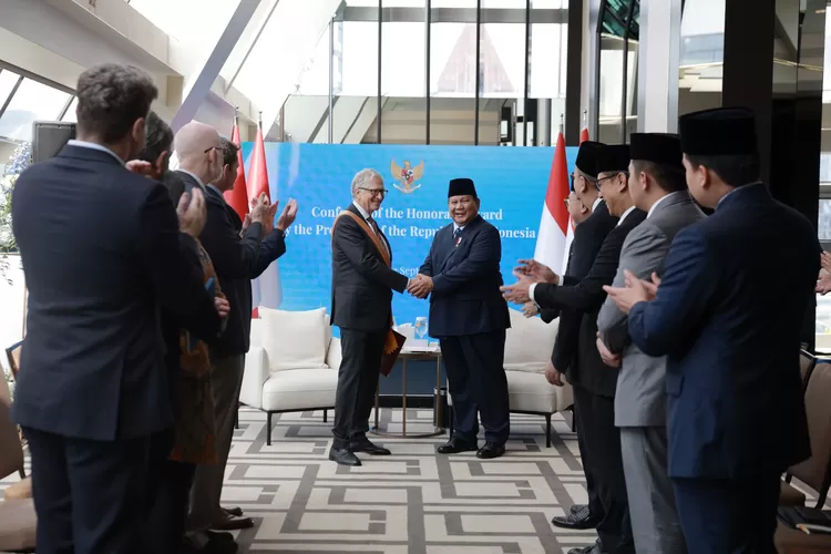 Presiden RI Prabowo Subianto memberikan  Bintang Jasa Utama ke Bill Gates. ((BPMI Setpres))