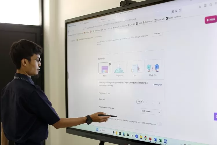 Guru SLB-A Jakarta Nilai Smart Board dari Pemerintah Tingkatkan Akses Pendidikan Tunanetra ((BPMI Setpres))