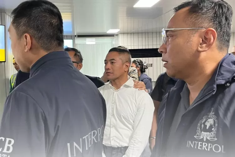 Mantan Direktur PT Investree Radhika Jaya (Investree), Adrian Gunadi ditangkap dan dipulangkan ke Indonesia oleh Interpol RI. ((Dok. Polri))