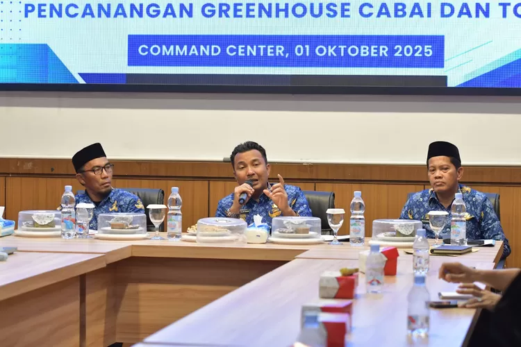 Bupati Andi Abdullah Rahim saat memimpin Rakor Peningkatan PAD,  Rabu (1/10/2025), di Ruang Command Center. (istimewa)