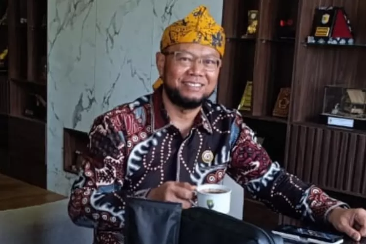 Prof. Ojat Darojat, Deputi Bidang Peningkatan Kualitas Pendidikan di Kementerian Koordinator Bidang Pembangunan Manusia dan Kebudayaan (Kemenko PMK), menegaskan bahwa program MBG memiliki arti strategis bagi keberlangsungan pendidikan anak-anak Indonesia. ( (TiNewws.Com))