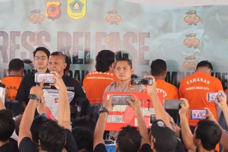 Menyoroti insiden debt collector atau disebut juga mata elang yang menagih nasabah di Tangerang berujung cekcok dengan polisi.  ((X.com/@PolsekTangerang))