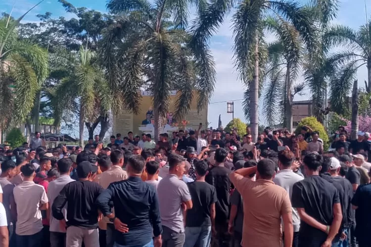 Aksi damai ribuan warga Nagan Raya tuntut Gubernur Aceh izinkan kembali tambang rakyat (Desta)