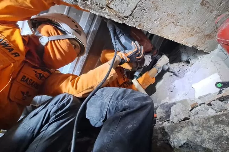 Mengintip sederet momen dramatis penyelamatan korban insiden runtuhnya bangunan 3 lantai di Ponpes Al-Khoziny, Sidoarjo.  ((X.com/@basarnas114yyk))