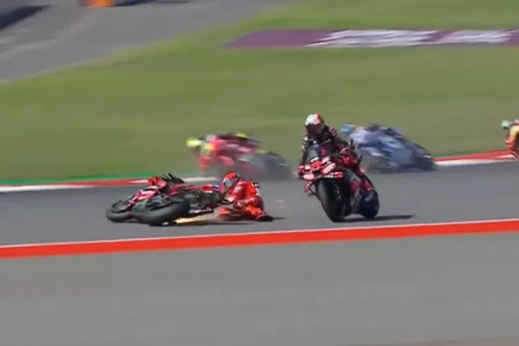 Menyoroti fakta terkini terkait insiden kecelakaan yang dialami pembalap MotoGP Mandalika, Marc Marquez. ( (X.com/@MotoGP))