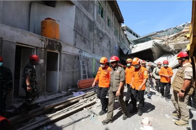 Proses evakuasi Ponpes Al Khoziny yang membuka fakta tentang izin bangunan pondok pesantren di Indonesia. ((bnpb.go.id))