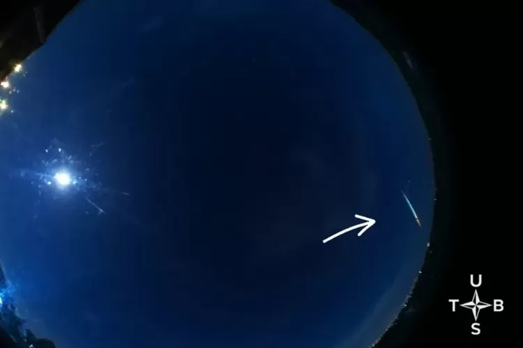 Menyoroti analisis dugaan fenomena meteor jatuh di wilayah Cirebon, pada Minggu, 5 Oktober 2025. ((Instagram.com/@t_djamal))