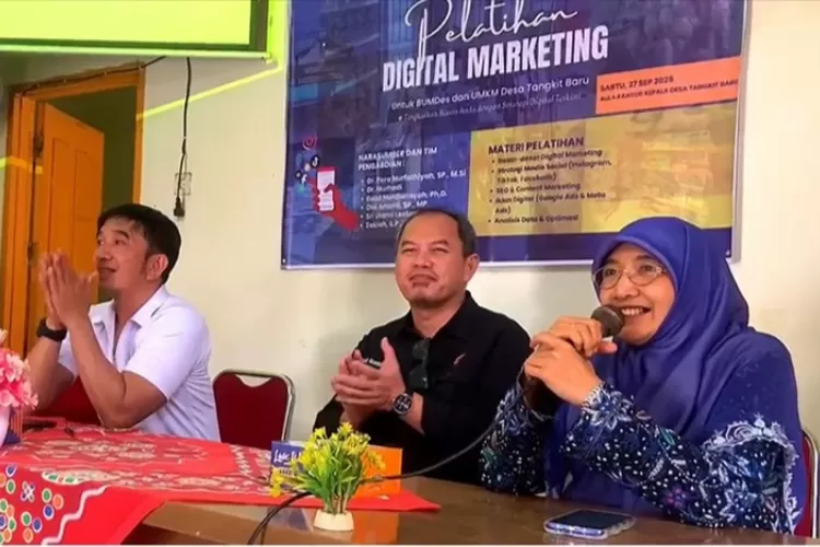 Unja melaksanakan Pelatihan Digital Marketing Berbasis Media Sosial dan Marketplace bagi Badan Usaha Milik Desa (BUMDes) Megariona, Desa Tangkit Baru, Kabupaten Muaro Jambi, Sabtu (27/9/2025). (dok)