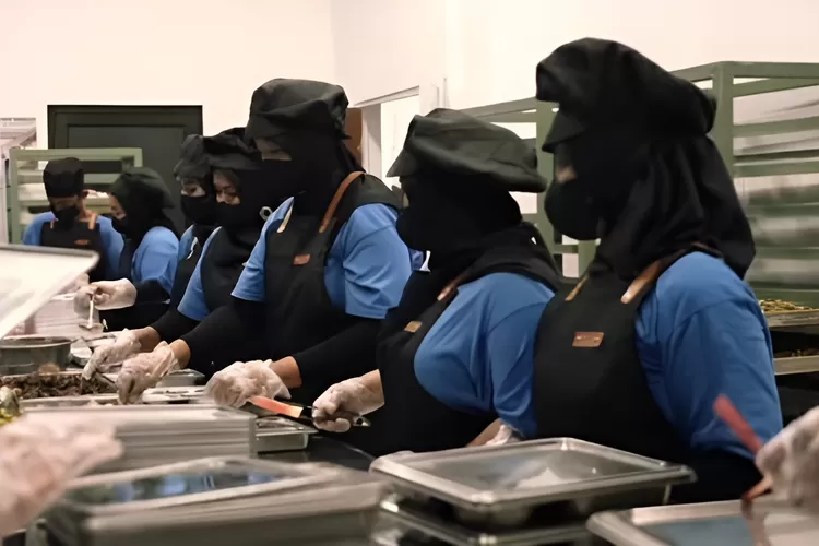 Menyoroti langkah BGN menyebar 5000 koki profesional ke berbagai SPPG usai maraknya kasus keracunan massal MBG.  ((Instagram.com/@badangizinasional.ri))