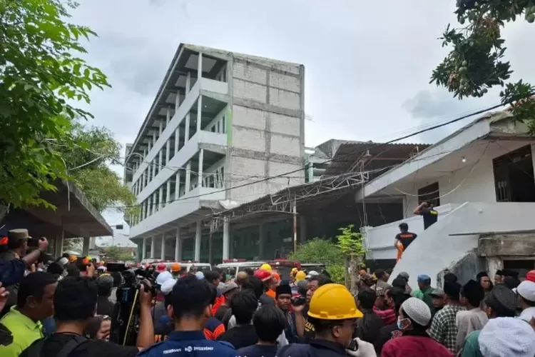 Menyoroti wacana pembangunan ulang Ponpes Al Khoziny, Sidoarjo menggunakan dana APBN.  ((X.com/@Dilan))