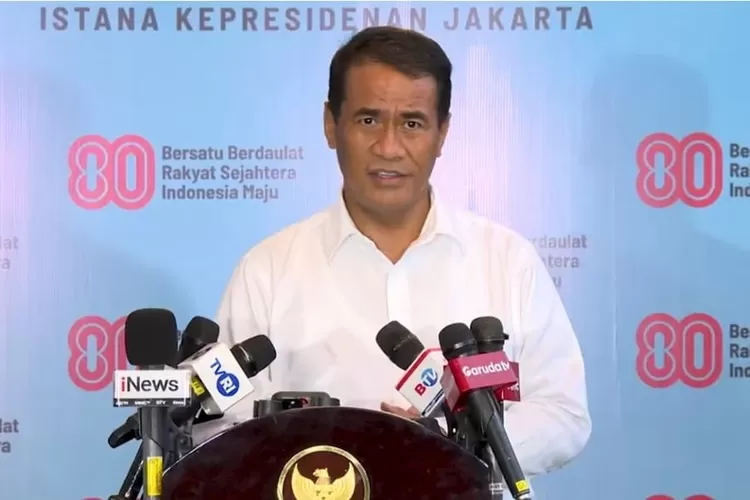 Menteri Pertanian (Mentan) Andi Amran Sulaiman ungkap bakal tindak tegas dengan mencabut izin kios distributor nakal pupuk bersubsidi. ((Tangkapan layar YouTube Sekretariat Presiden))
