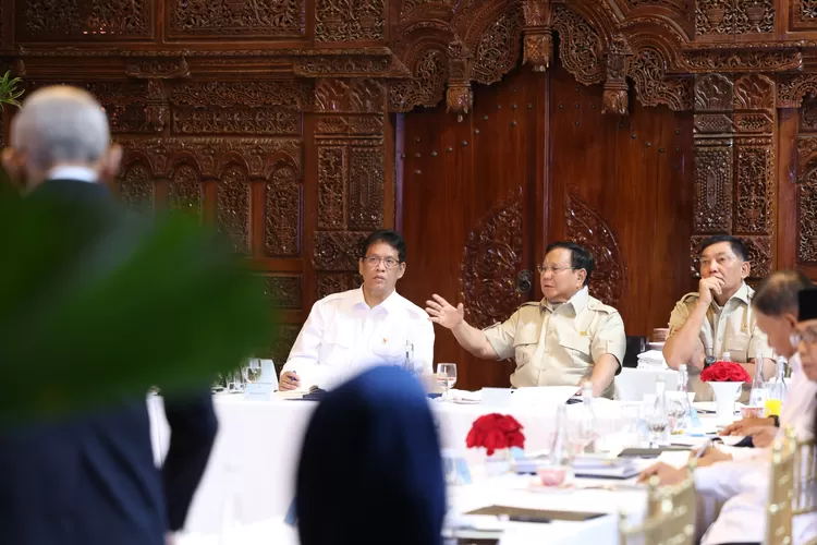 Presiden Prabowo pimpin rapat terbatas Kabinet Merah Putih di kediamannya, di Jalan Kertanegara, Kamis (16/10). (BPMI Setpres)