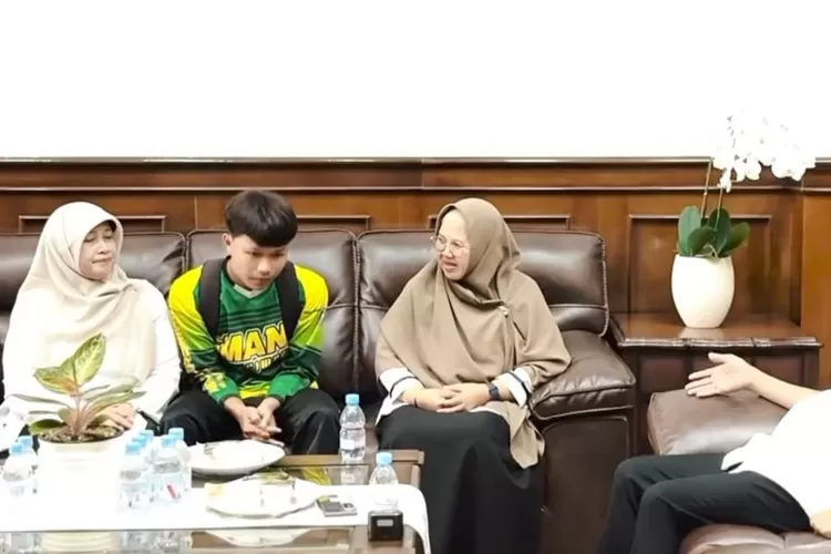Tangkapan layar saat kepala sekolah Dini Fitria (kanan) dengan siswanya Indra Lutfiana Putra sepakat berdamai setelah melalui proses mediasi.  ((Instagram/andrasoni12))