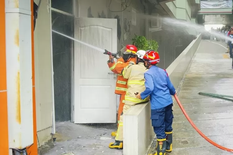 Menyoroti insiden kebakaran di RS Hermina Bekasi, pada Sabtu, 18 Oktober 2025, ( (Dok.  Disdamkarmat Kota Bekasi))