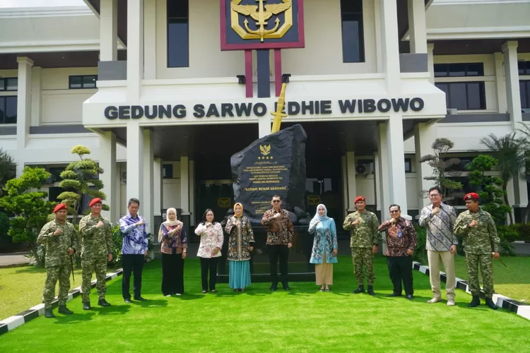 IFG dan Anggota Holding Salurkan Bantuan Pendidikan bagi 131 Anak Prajurit TNI AD (IFG)