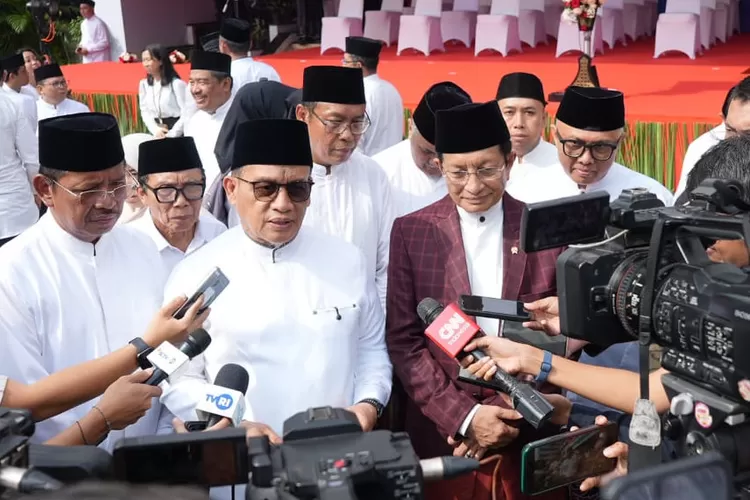 Wamenag Romo Muhammad Syafi'i (tengah, berbaju putih)  dan Menag Nasaruddin Umar setelah Apel Hari Santri (22/10/2025) (Ahmad Syawlana/Kemenag)