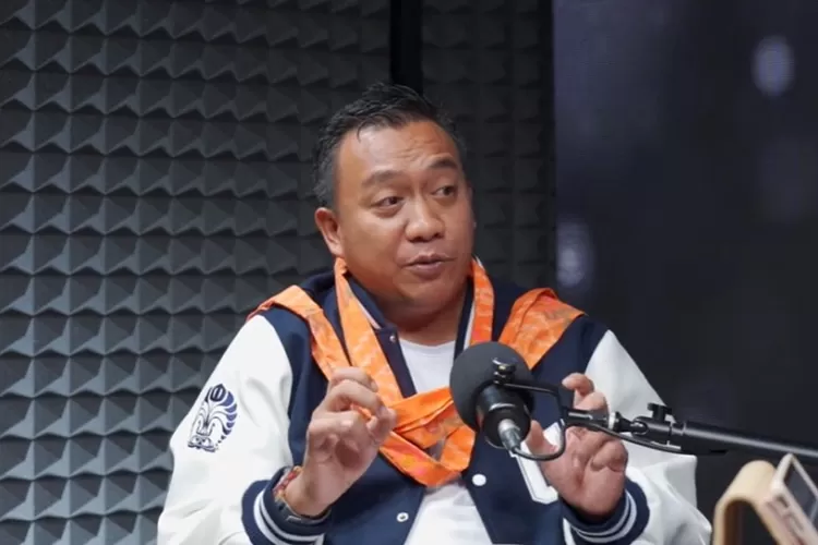 Menyoroti pernyataan Bupati Situbondo, Rio Wahyu Prayogo terkait praktik feodal yang dinilai masih terjadi di lingkungan pemerintahan RI.  ((YouTube.com/HelmyYahyaBicara))