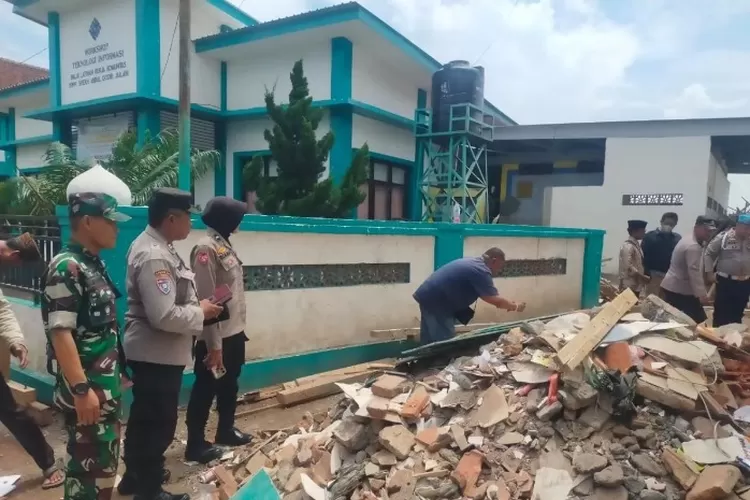 Menyoroti insiden ambruknya atap bangunan Ponpes Situbondo, Jawa Timur.  ((X.com/@jogja_base))