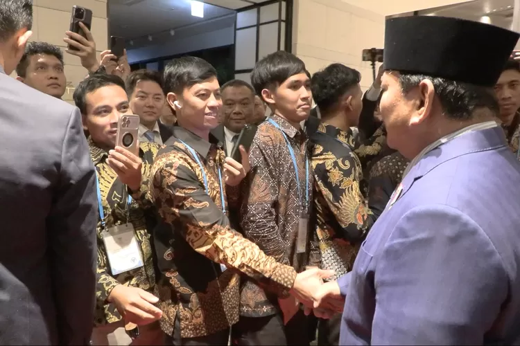 Presiden Prabowo Subianto bertemu dengan Pekerja Migran Indonesia (PMI) saat melakukan kunjungan ke Korea Selatan. (BPMI Setpres)