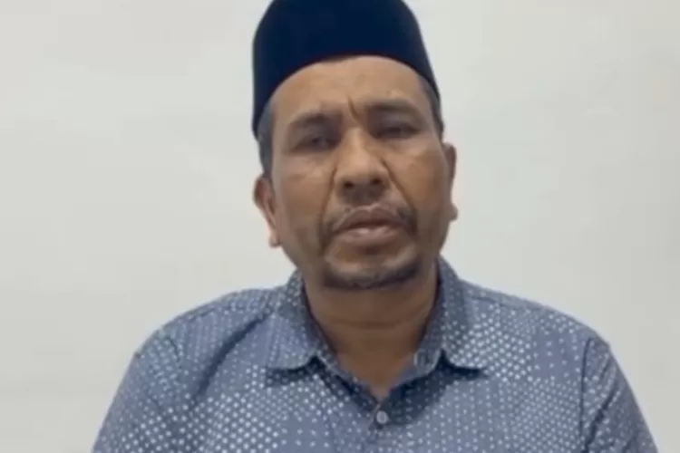 Tangkapan layar saat Wakil Bupati Pidie Jaya, Hasan Basri, menyampaikan permohonan maaf atas tindakannya memukul Kepala SPPG Desa Sagoe. ( (Instagram/rencongdaily))
