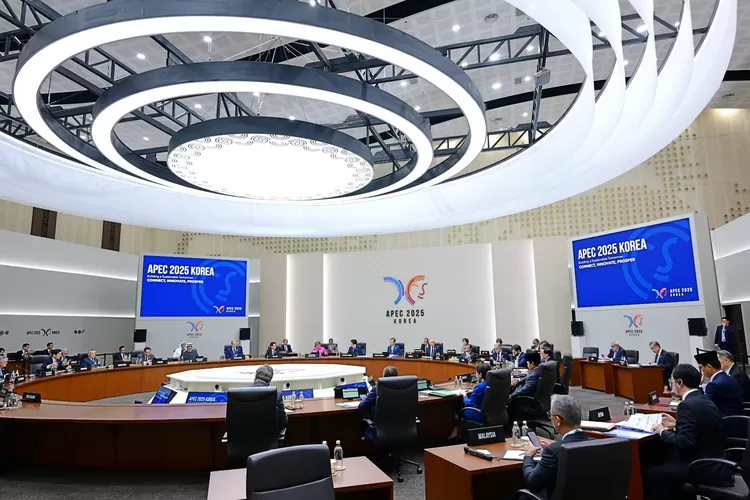 Presiden Prabowo Subianto dalam KTT APEC 2025 menyerukan agar APEC memastikan pertumbuhan ekonomi inklusif tanpa ada negara yang tertinggal. (BPMI Setpres)