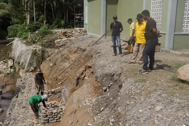 Saksikan Pemasangan Bronjong di Desa Patila, Warga Desa Apresiasi Anggota DPRD Jasrum (istimewa)