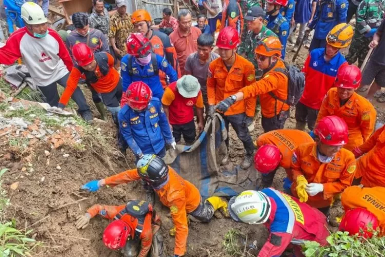 Menyoroti fakta terkini evakuasi korban insiden longsor yang terjadi di Kabupaten Trenggalek, Jawa Timur. ((Dok. Basarnas Surabaya))
