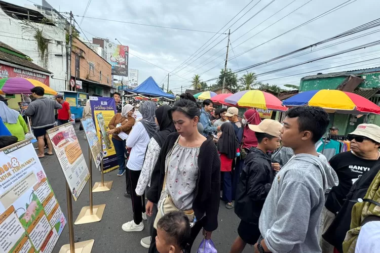 Peserta memperhatikan infografis didampingi Tim Halal Center Unsoed. (Nanang AN)