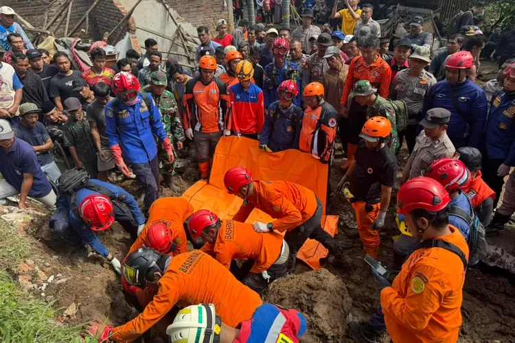 Empat orang meninggal akibat longsor di Desa Depok, Trenggalek. BNPB imbau warga waspada longsor susulan saat hujan deras. (BNPB)