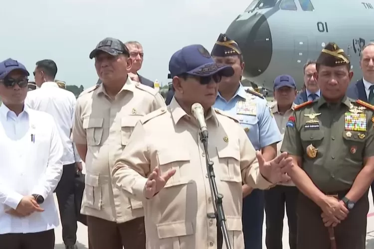 Presiden Prabowo instruksikan agar pesawat militer termasuk Airbus A400M segera dilengkapi dengan modul ambulans udara dan perlengkapan pemadam kebakaran hutan. ( (YouTube/Sekretariat Presiden))