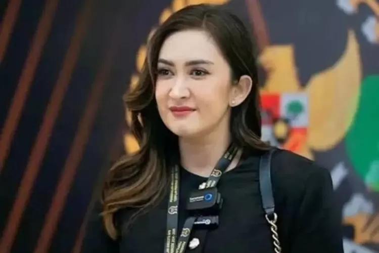 Menyoroti skandal komentar pejabat DPR RI sekaligus artis, Nafa Urbach yang dinilai tak etis di medsos berujung kini disanksi MKD.  ((Instagram.com/@nafaurbach._))