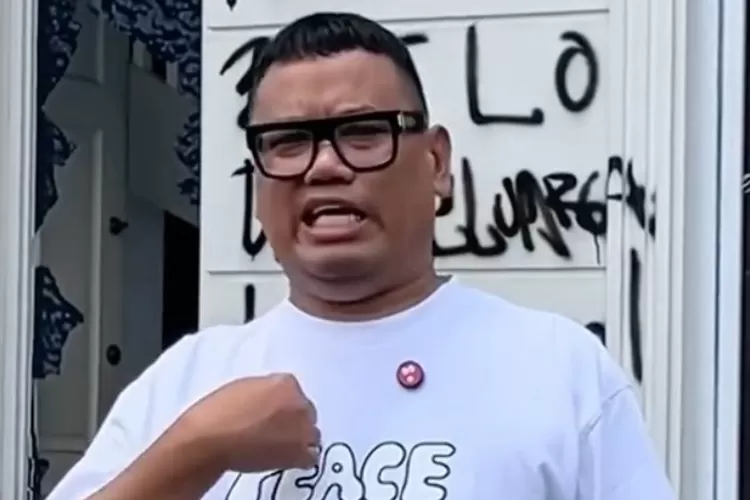 Menyoroti putusan sidang MKD yang menyatakan pejabat DPR RI, Surya Utama alias Uya Kuya tak bersalah buntut aksi joget berujung penjarahan.  ((Instagram.com/@king_uyakuya))