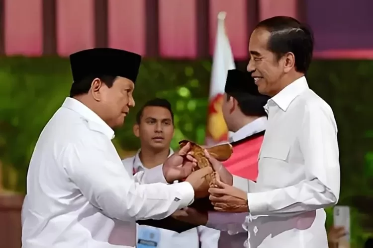 Presiden Prabowo (kiri) buka suara soal isu masih dikendalikan Jokowi (kanan). ( (Instagram/jokowi))